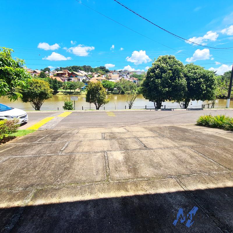 Residência em condomínio com vista linda para lago