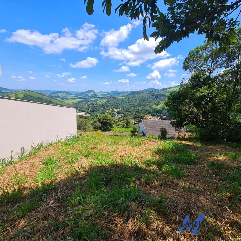 Lindo terreno em um bairro calmo e tranquilo com uma linda vista!