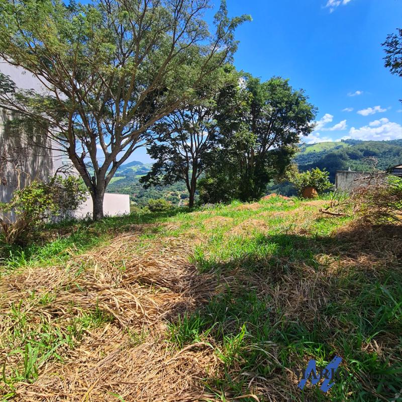 Lindo terreno em um bairro calmo e tranquilo com uma linda vista!