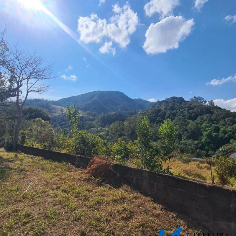 Terreno à venda com vista deslumbrante para as montanhas!