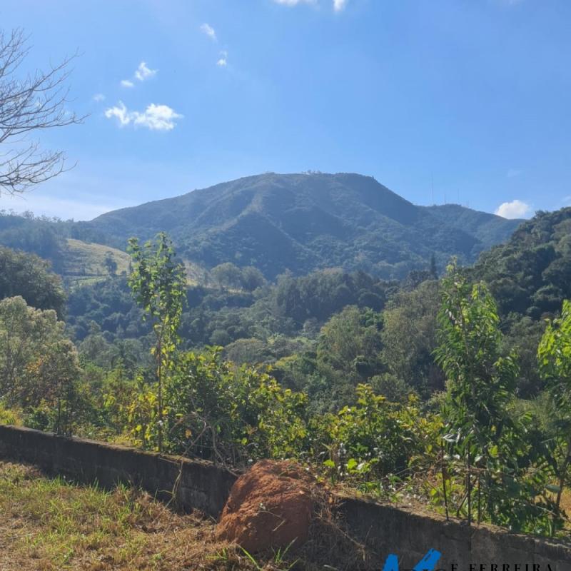 Terreno à venda com vista deslumbrante para as montanhas!