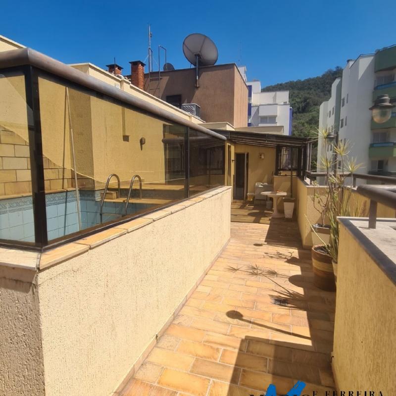 Cobertura com vista incrível para a cidade