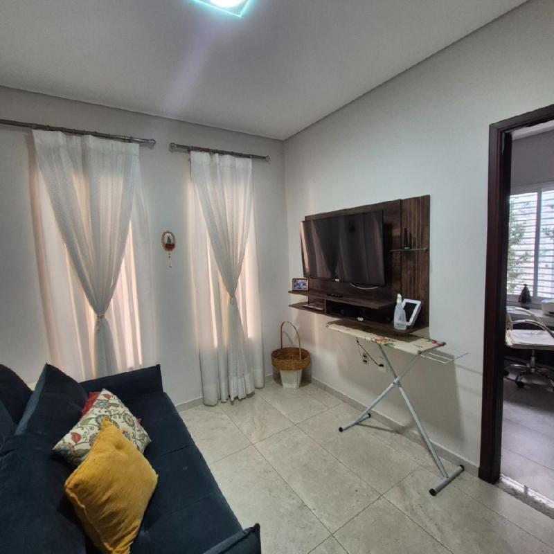 LINDA RESIDÊNCIA COM EXCELENTE LOCALIZAÇÃO