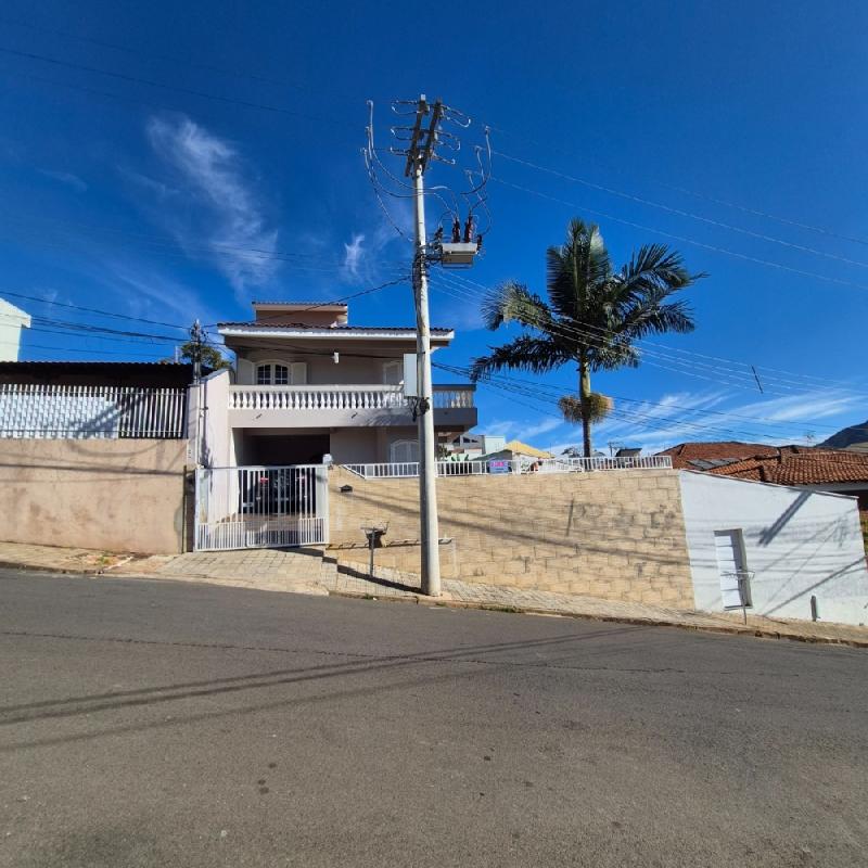 INDA RESIDÊNCIA COM EXCELENTE LOCALIZAÇÃO